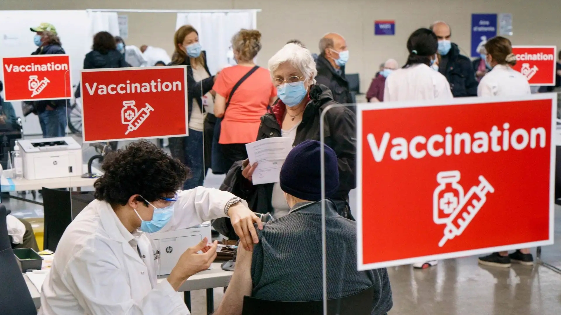 加拿大医院内，民众接种猴痘疫苗.jpg